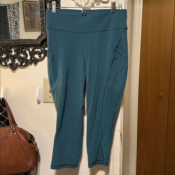 Lululemon Nulu And Mesh MR Yoga Crop23” - Picture 3 of 5